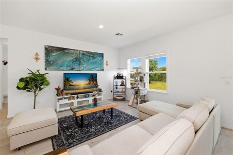 House in Davenport, Florida 5 bedrooms, 260.5 sq.m. № 2099390 - photo 16