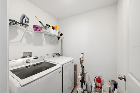 House in Davenport, Florida 5 bedrooms, 260.5 sq.m. № 2099390 - photo 26