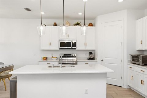 House in Davenport, Florida 5 bedrooms, 260.5 sq.m. № 2099390 - photo 6
