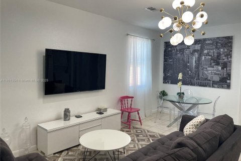 Villa ou maison à louer à Miami, Floride: 2 chambres, 279.64 m2 № 1697622 - photo 3