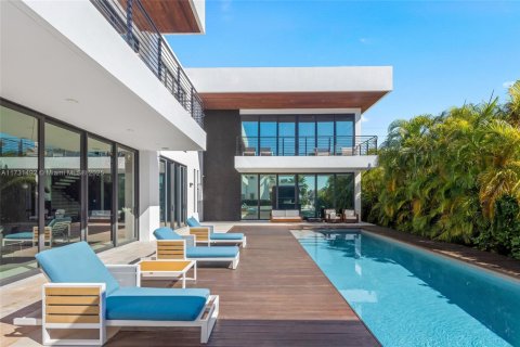 Купить виллу или дом в Норт-Майами-Бич, Флорида 6 спален, 490.34м2, № 1957830 - фото 3