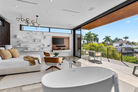 Купить виллу или дом в Норт-Майами-Бич, Флорида 6 спален, 490.34м2, № 1957830 - фото 28