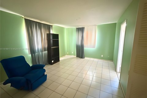 Condo in Lauderdale Lakes, Florida, 2 bedrooms № 1973485 - photo 7