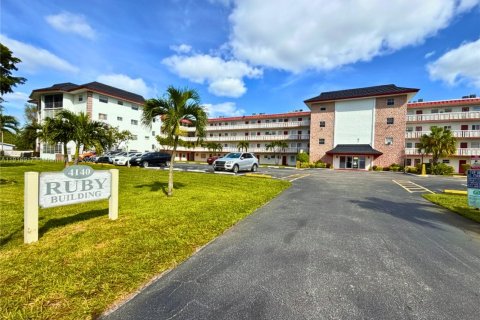 Condo in Lauderdale Lakes, Florida, 2 bedrooms № 1973485 - photo 2