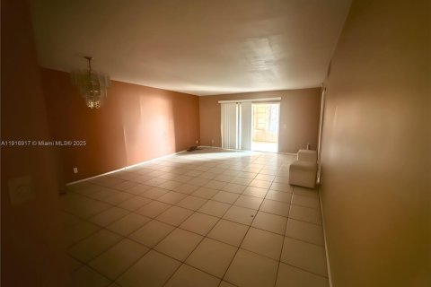 Condo in Lauderdale Lakes, Florida, 2 bedrooms № 1973485 - photo 3