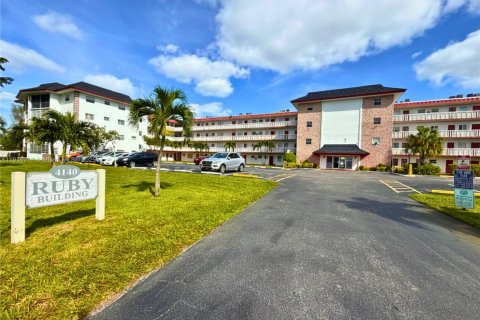 Condo in Lauderdale Lakes, Florida, 2 bedrooms № 1973485 - photo 1