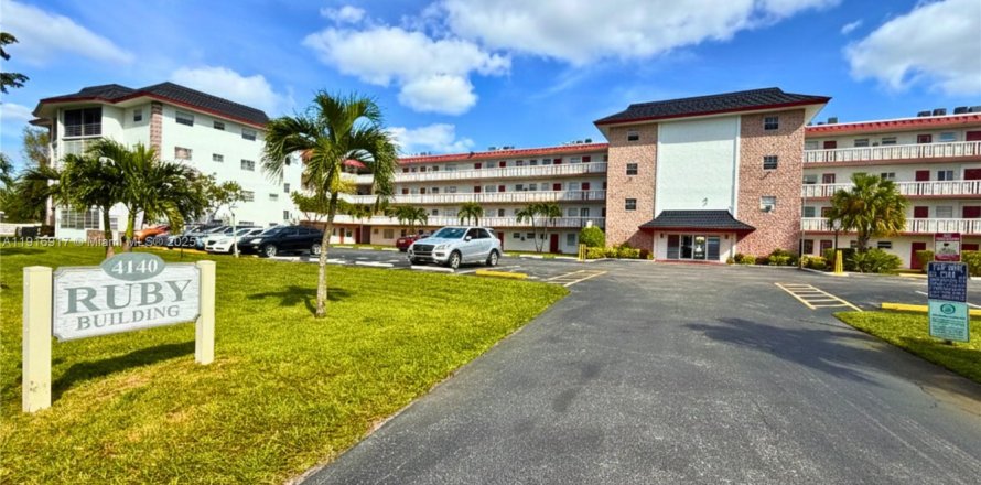 Condo in Lauderdale Lakes, Florida, 2 bedrooms № 1973485