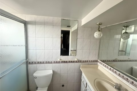 Condo in Lauderdale Lakes, Florida, 2 bedrooms № 1973485 - photo 8