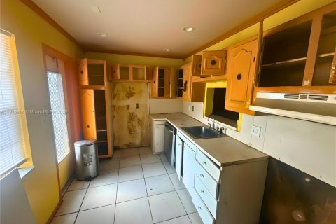 Condo in Lauderdale Lakes, Florida, 2 bedrooms № 1973485 - photo 4