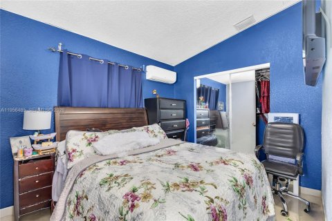 Casa en venta en Hialeah Gardens, Florida, 3 dormitorios, 125.42 m2 № 2011123 - foto 12