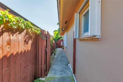 Casa en venta en Hialeah Gardens, Florida, 3 dormitorios, 125.42 m2 № 2011123 - foto 21