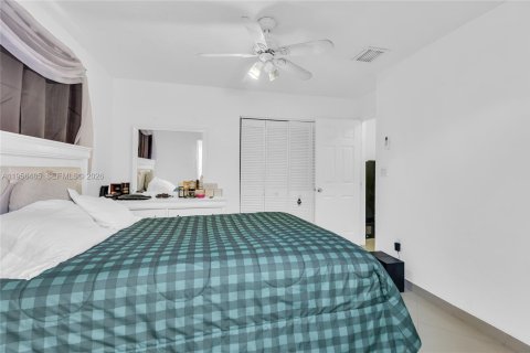 Casa en venta en Hialeah Gardens, Florida, 3 dormitorios, 125.42 m2 № 2011123 - foto 7