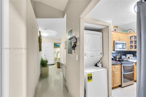 Casa en venta en Hialeah Gardens, Florida, 3 dormitorios, 125.42 m2 № 2011123 - foto 18