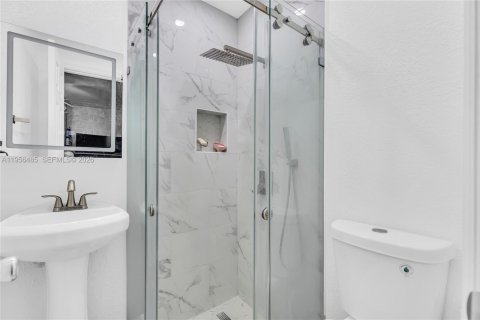 Casa en venta en Hialeah Gardens, Florida, 3 dormitorios, 125.42 m2 № 2011123 - foto 16