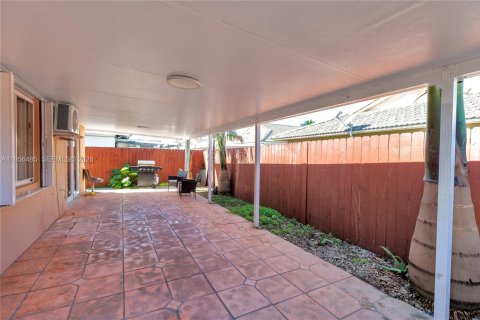 Casa en venta en Hialeah Gardens, Florida, 3 dormitorios, 125.42 m2 № 2011123 - foto 23