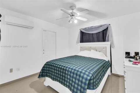 Casa en venta en Hialeah Gardens, Florida, 3 dormitorios, 125.42 m2 № 2011123 - foto 8