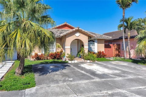 Casa en venta en Hialeah Gardens, Florida, 3 dormitorios, 125.42 m2 № 2011123 - foto 5