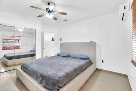 Casa en venta en Hialeah Gardens, Florida, 3 dormitorios, 125.42 m2 № 2011123 - foto 10