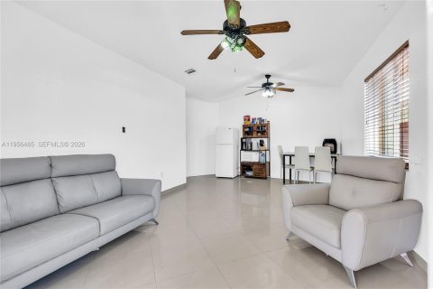 Casa en venta en Hialeah Gardens, Florida, 3 dormitorios, 125.42 m2 № 2011123 - foto 6