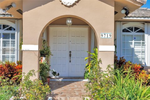 Casa en venta en Hialeah Gardens, Florida, 3 dormitorios, 125.42 m2 № 2011123 - foto 4