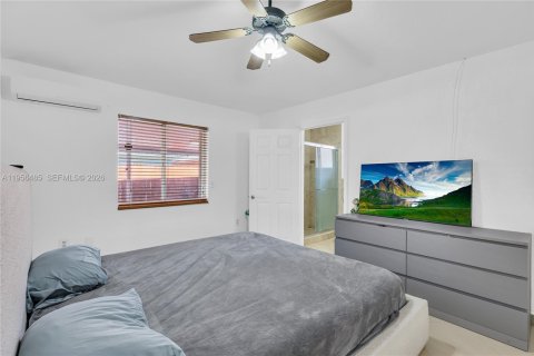 Casa en venta en Hialeah Gardens, Florida, 3 dormitorios, 125.42 m2 № 2011123 - foto 9