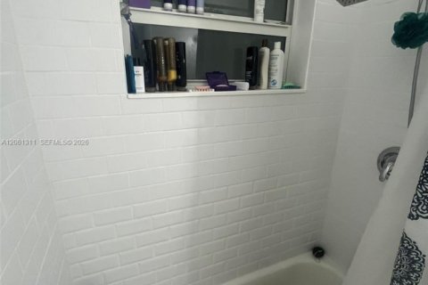 House in Pompano Beach, Florida 4 bedrooms, 112.23 sq.m. № 2191298 - photo 11
