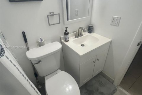 House in Pompano Beach, Florida 4 bedrooms, 112.23 sq.m. № 2191298 - photo 12