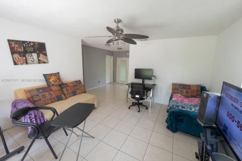 House in Pompano Beach, Florida 4 bedrooms, 112.23 sq.m. № 2191298 - photo 2