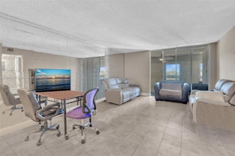 Condominio en venta en Lauderhill, Florida, 2 dormitorios, 88.26 m2 № 1889377 - foto 9