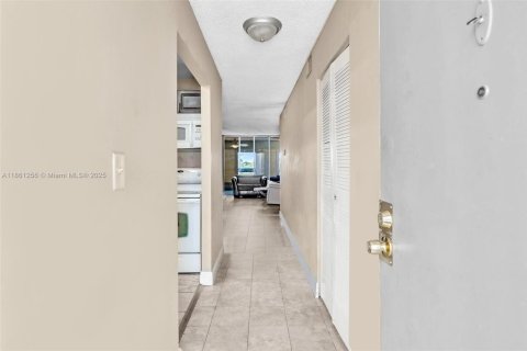 Condominio en venta en Lauderhill, Florida, 2 dormitorios, 88.26 m2 № 1889377 - foto 2