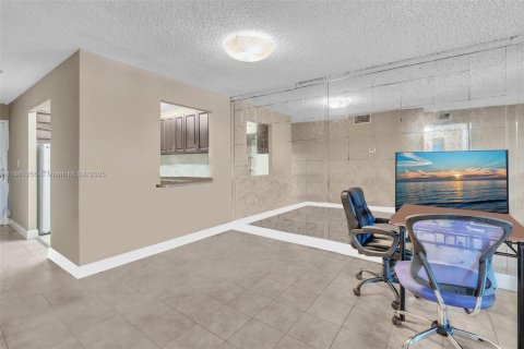 Condominio en venta en Lauderhill, Florida, 2 dormitorios, 88.26 m2 № 1889377 - foto 16