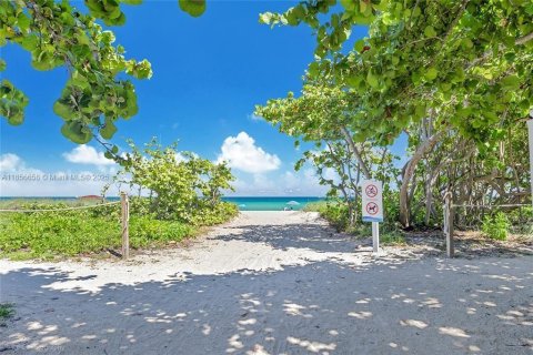 Condo in Surfside, Florida, 2 bedrooms  № 1878884 - photo 28