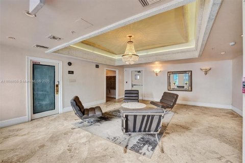 Condo in Surfside, Florida, 2 bedrooms  № 1878884 - photo 16