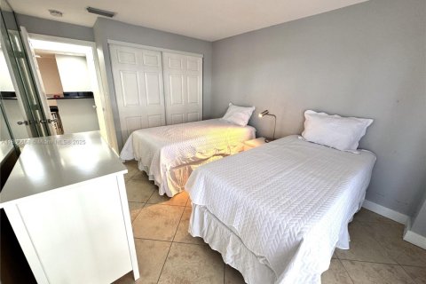 Condo in Surfside, Florida, 2 bedrooms  № 1878884 - photo 12
