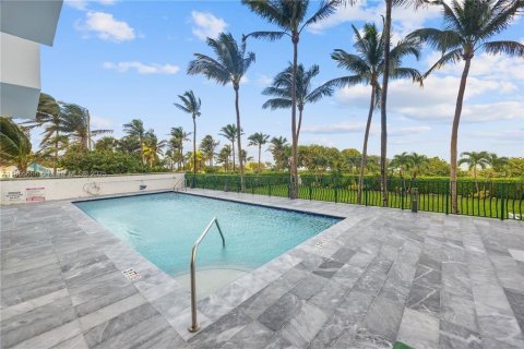 Condo in Surfside, Florida, 2 bedrooms  № 1878884 - photo 26