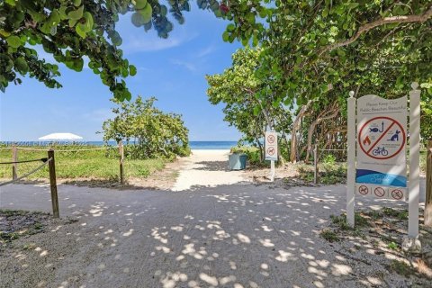 Condo in Surfside, Florida, 2 bedrooms  № 1878884 - photo 29