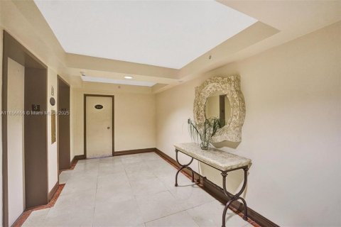 Condo in Surfside, Florida, 2 bedrooms  № 1878884 - photo 17
