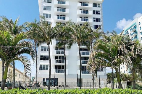 Condo in Surfside, Florida, 2 bedrooms  № 1878884 - photo 14