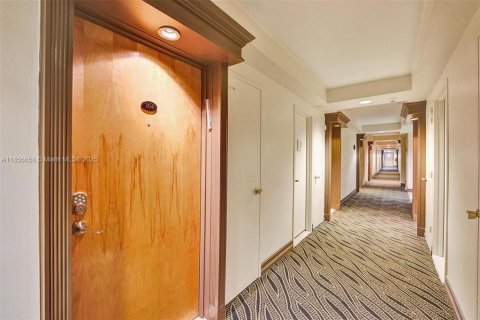 Condo in Surfside, Florida, 2 bedrooms  № 1878884 - photo 18