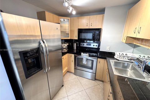 Condo in Surfside, Florida, 2 bedrooms  № 1878884 - photo 6