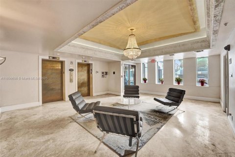 Condo in Surfside, Florida, 2 bedrooms  № 1878884 - photo 15