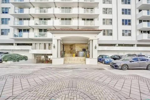 Condo in Surfside, Florida, 2 bedrooms  № 1878884 - photo 1