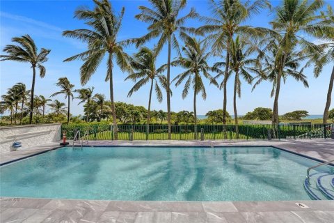 Condo in Surfside, Florida, 2 bedrooms  № 1878884 - photo 27