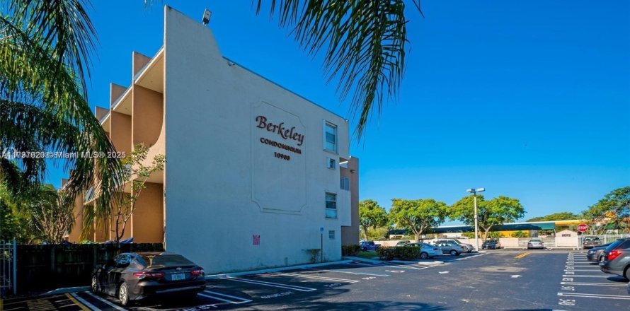 Condo in Miami, Florida, 1 bedroom № 1811537