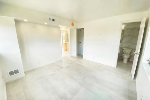 Condo in Lighthouse Point, Florida, 2 bedrooms  № 2083537 - photo 12