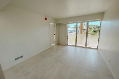 Condo in Lighthouse Point, Florida, 2 bedrooms  № 2083537 - photo 16