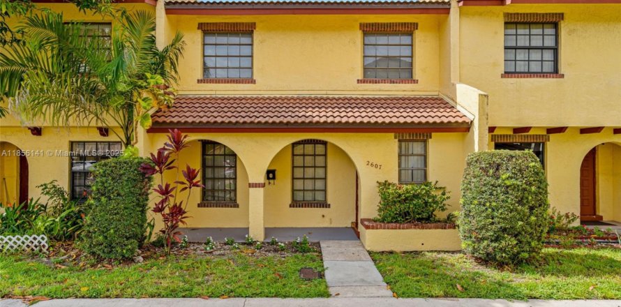 House in Lauderdale Lakes, Florida 3 bedrooms, 147.25 sq.m. № 1880129