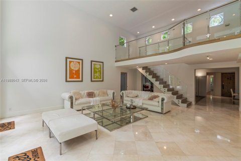 House in Miami, Florida 4 bedrooms, 348.38 sq.m. № 2027865 - photo 10