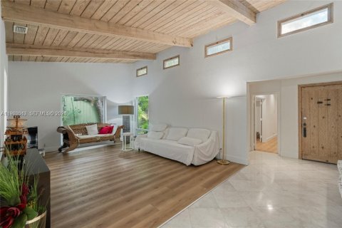 House in Miami, Florida 4 bedrooms, 348.38 sq.m. № 2027865 - photo 6