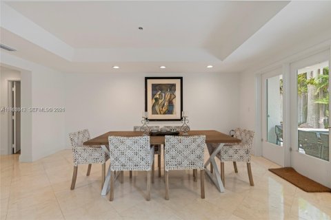 House in Miami, Florida 4 bedrooms, 348.38 sq.m. № 2027865 - photo 9